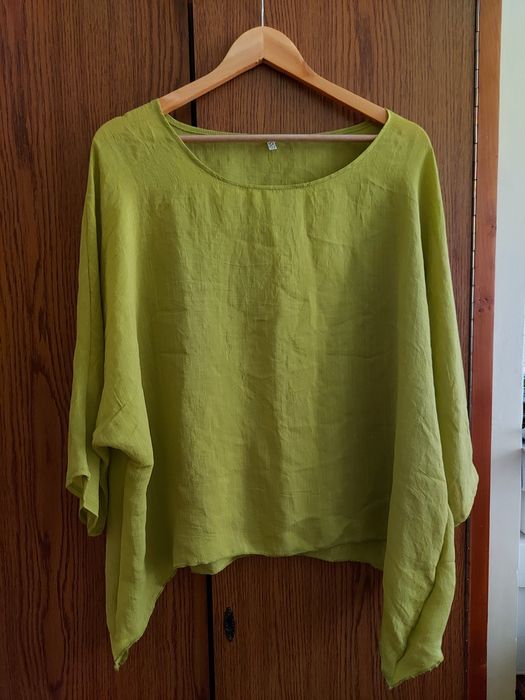 Fuste, bluze și tricouri, diverse modele si marimi.