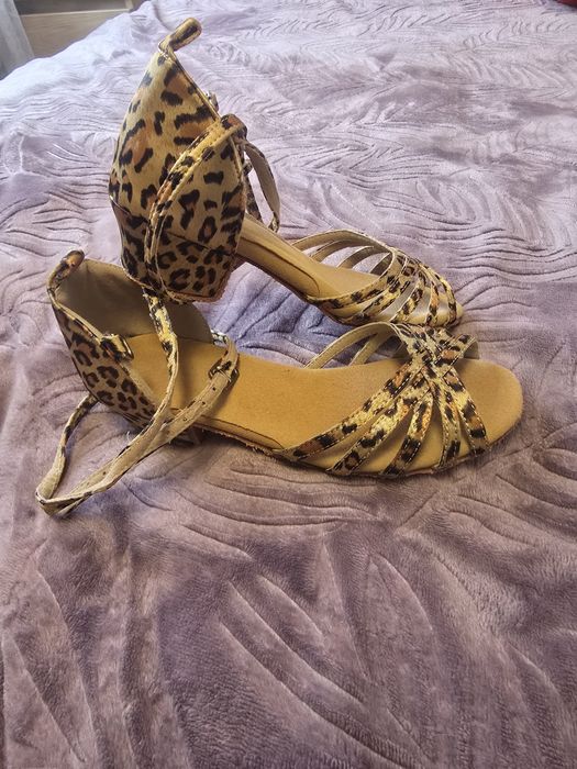 Продам туфли для бальных танцев для девочки