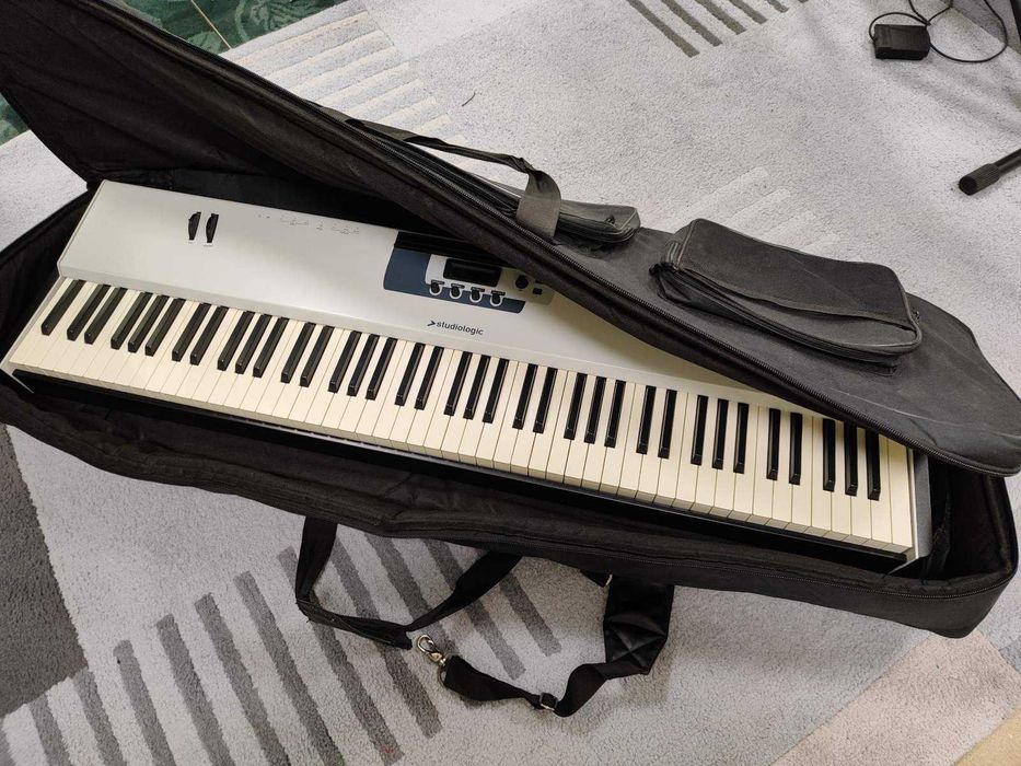 MIDI контролер с тежка клавиатура Studiologic Acuna 88