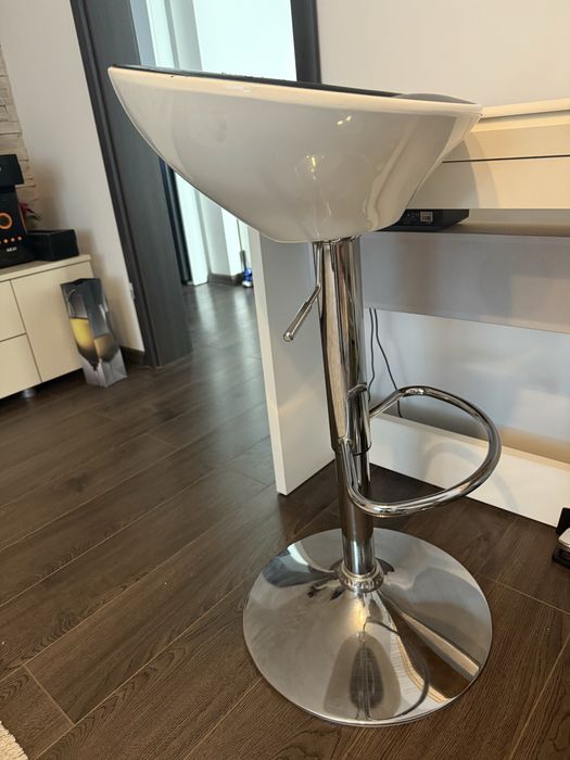 Scaune bar 2 bucati-100 lei/ buc