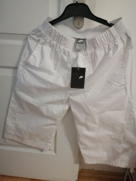 Pantoni scurti Nike marimea S albi noi cu eticheta
