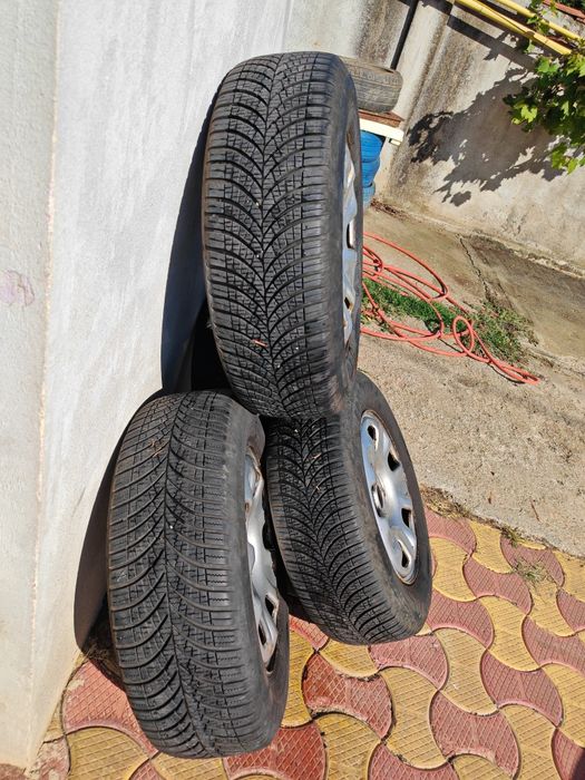 Set roți All Seasons Duster 215/65R16 cu anvelope Goodyear Vector
