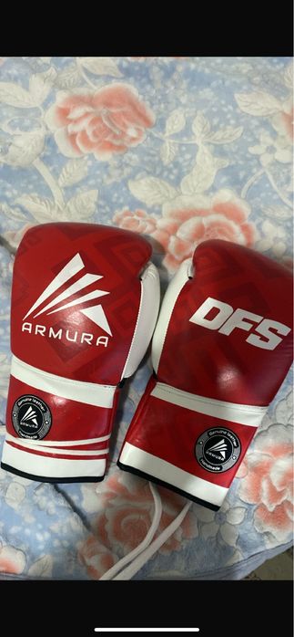Manusi de box.