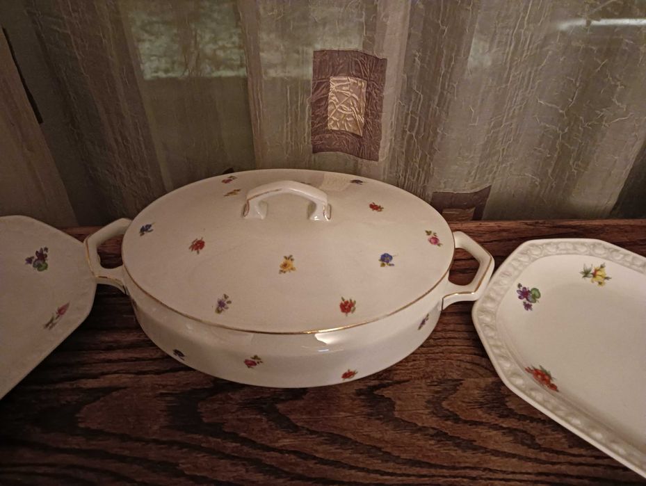 Set cina  portelan Bavaria cu flori marunte si bordura in relief