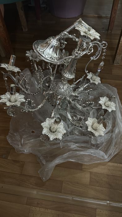 Продам люстру в отличном состоянии