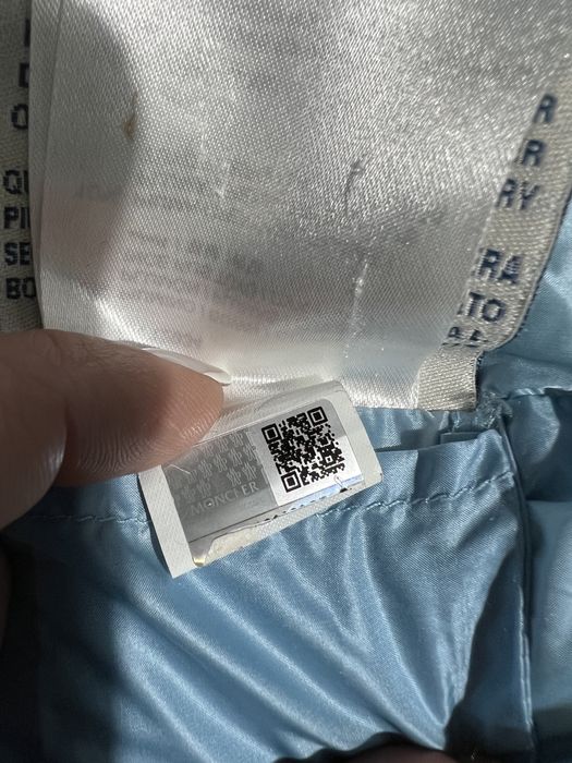 Vând geaca Moncler originala,pt 11-12 ani,potrivita si pt XS