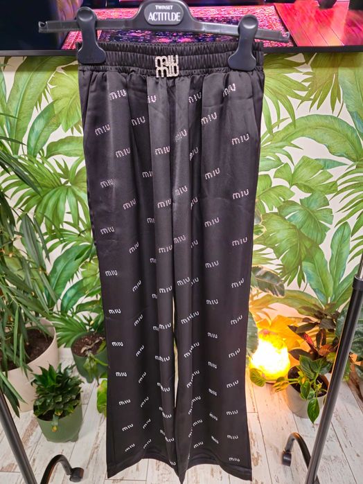 Черен сатенен панталон Miu Miu