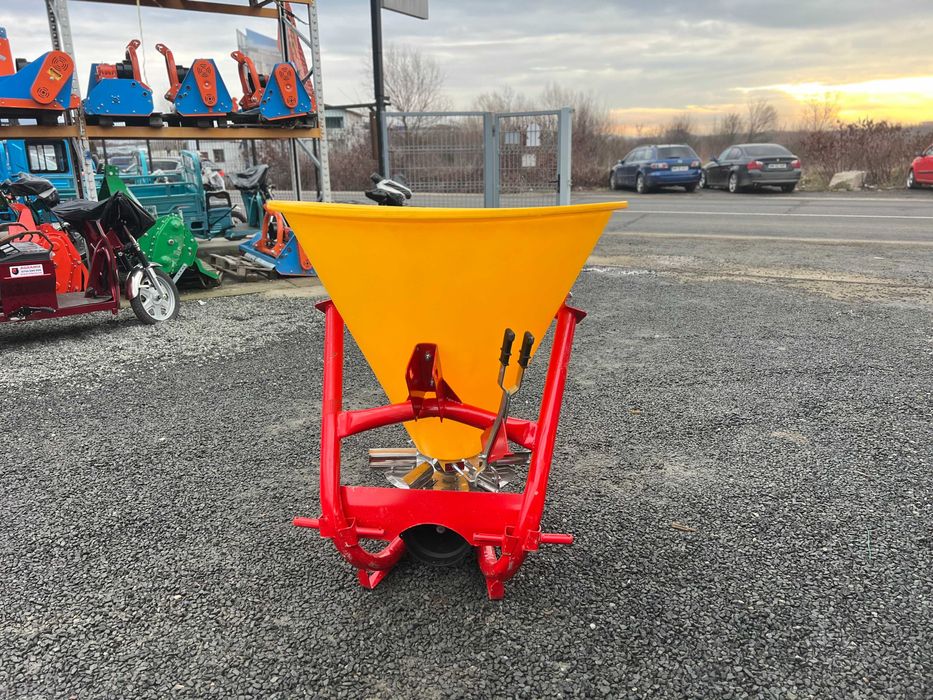 Distribuitor de ingrasaminte polonez 300 L cuva plastic