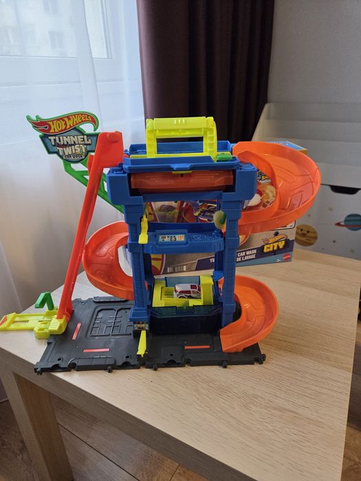 Set de joaca cu masinuta, Hot Wheels, Mega Tower, Spalatorie auto,