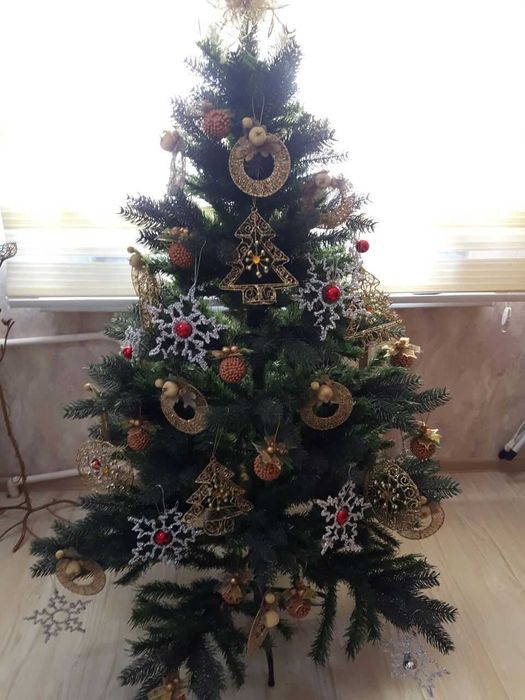Продается новогодняя елка с игрушками
