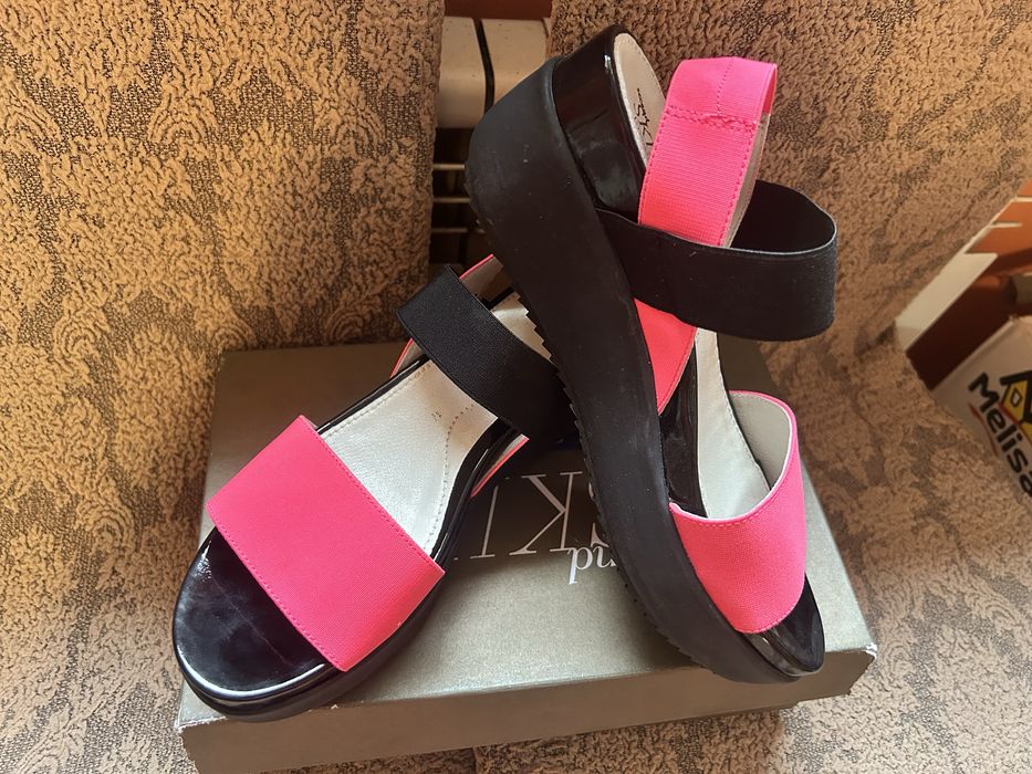 Ярко розови сандали
