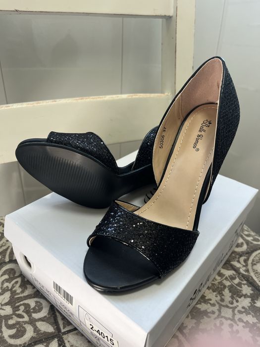 Дамски нови сандали на ток 20 лв