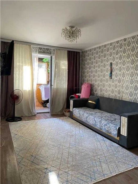 Срочно продам отличную 3-комн квартиру на 12 мкр, остановка рядом