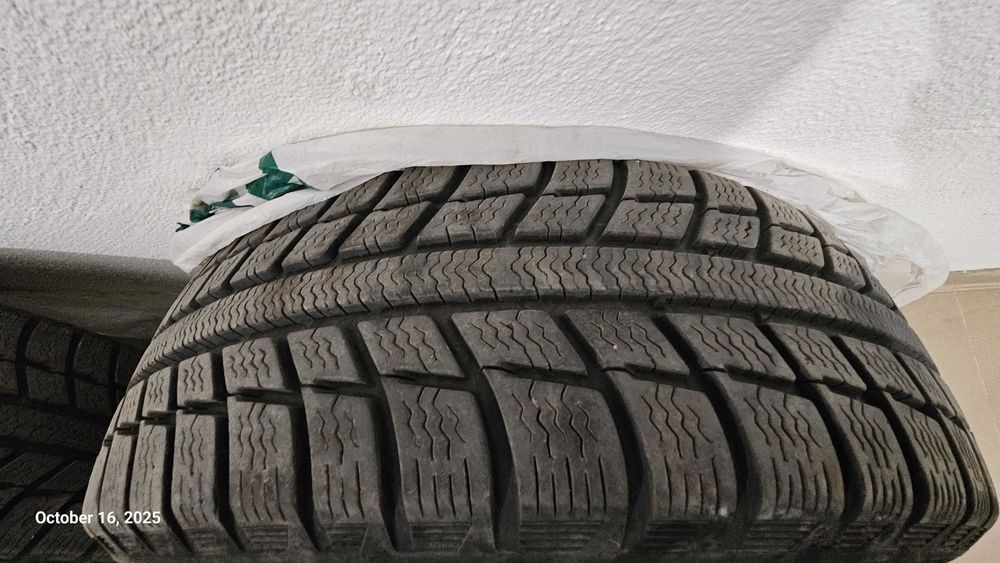 Продавам комплект гуми и железни джанти за Пежо.