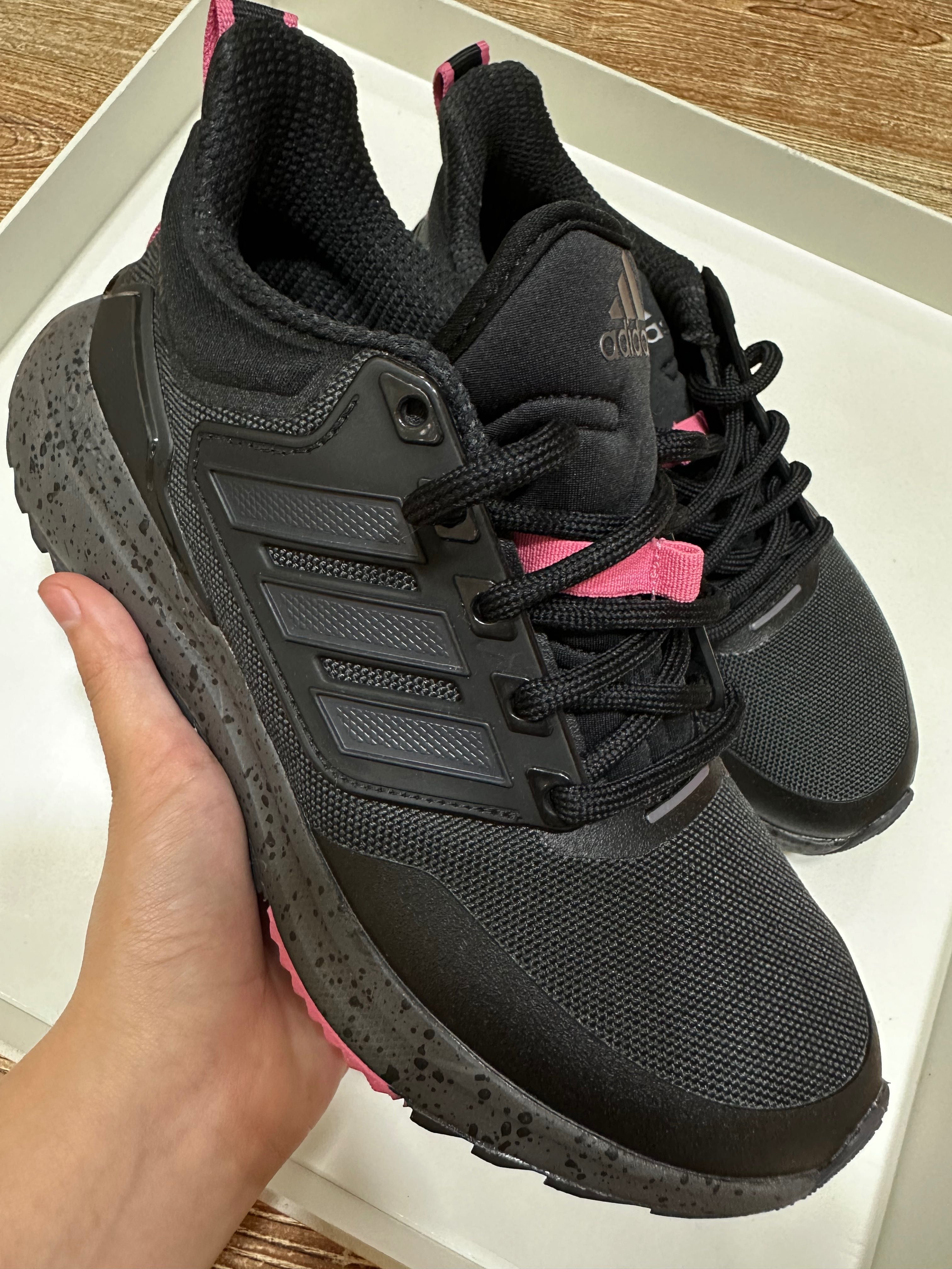 Продаются оригинальные кроссовки Adidas, женские, размер 37,5. US6