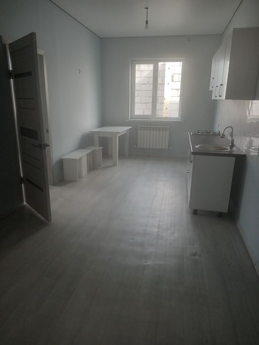 Квартира екі бөлмелі барлық жабдықтарымен ыстық су душ бәрі бар гүлдал