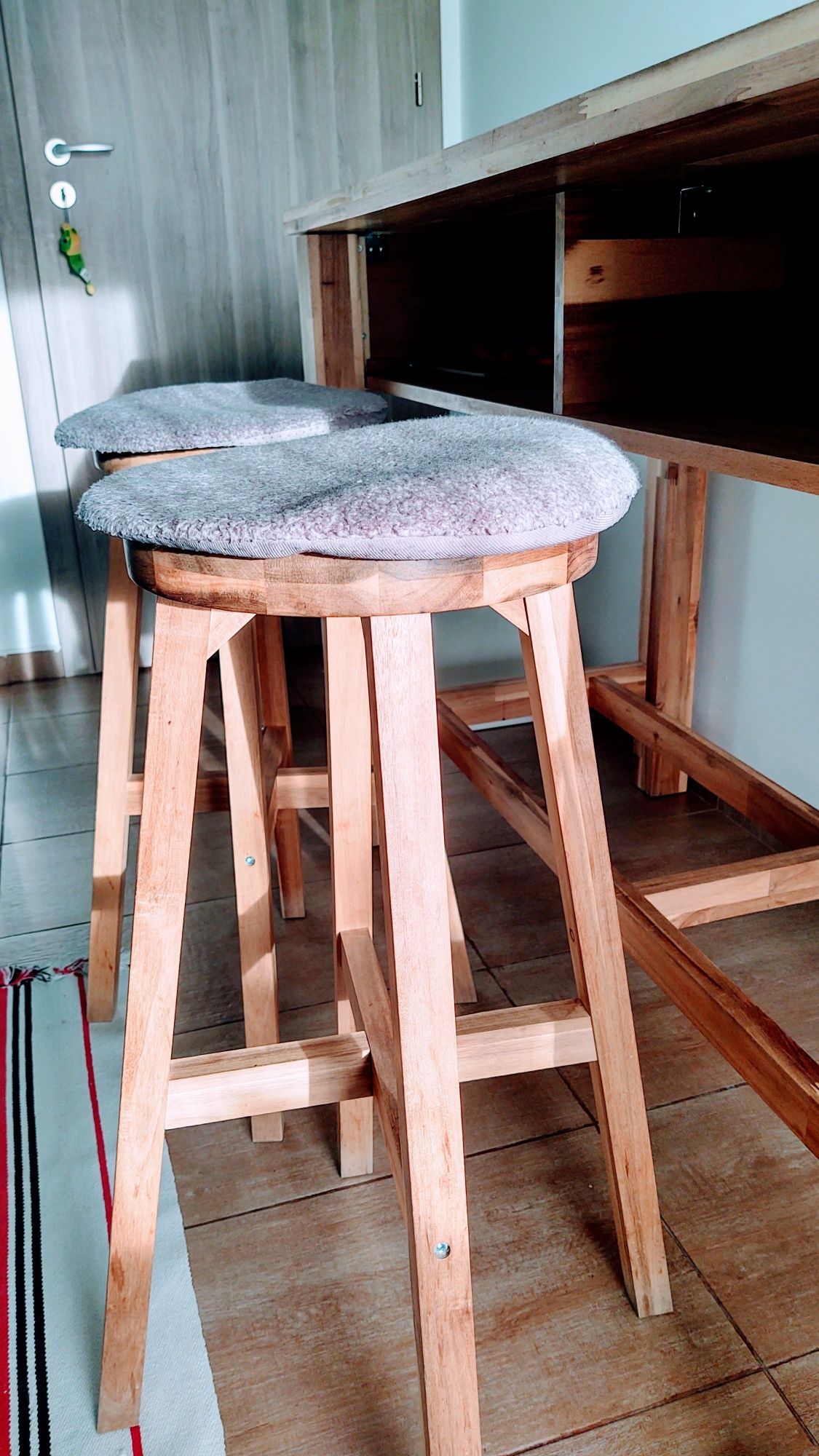 Masă din lemn masiv SKOGSTA IKEA + 3 scaune cadou