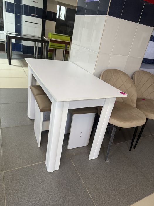 Стол обеденный и 4 табурета комплекты новые в асортименте