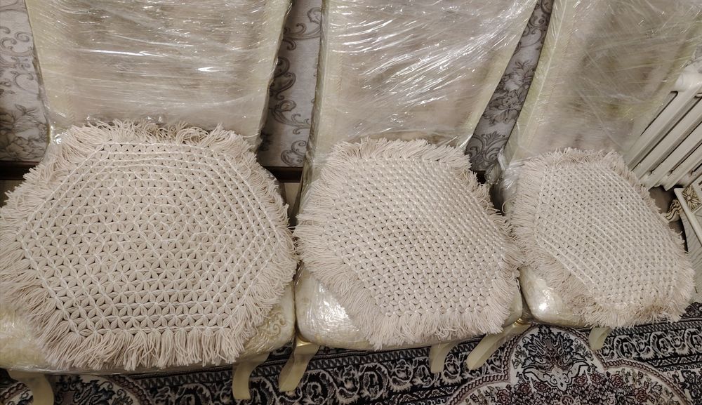 Продам стол и 12 стульев для гостиной