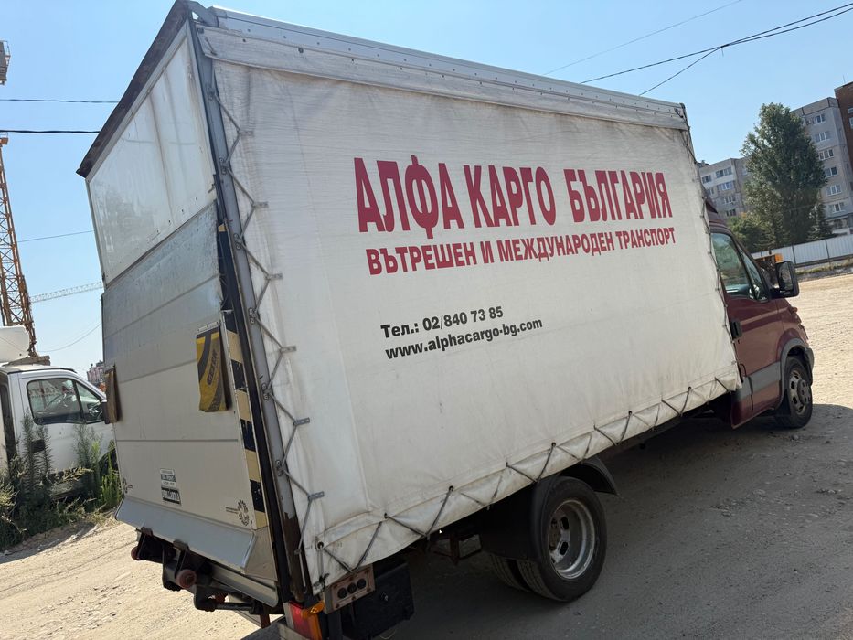 Фургон отстрани щора