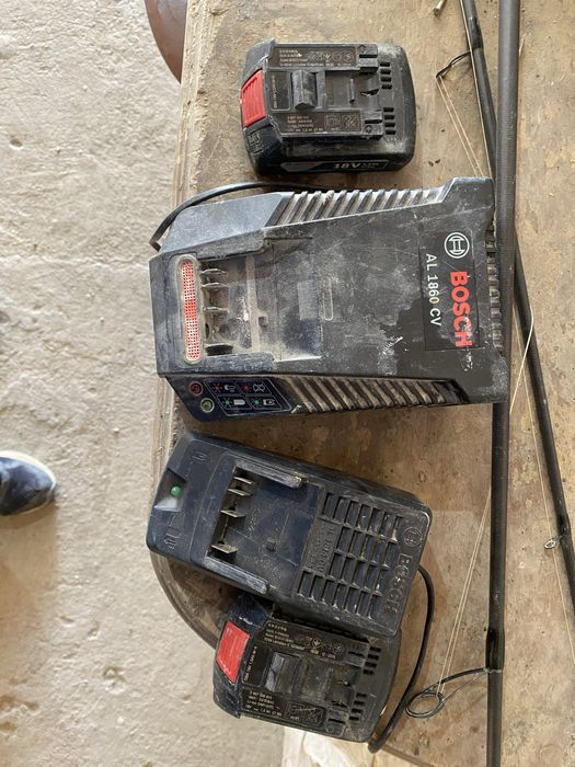 Продам зарядное устройство бош 2 шт с батарейками