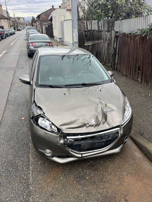 Peugeot 208 1.4 hdi manual avariat lovit motor cutie ok