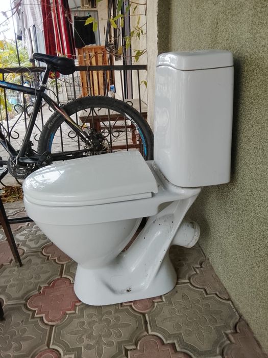 Унитаз продам с бочком.