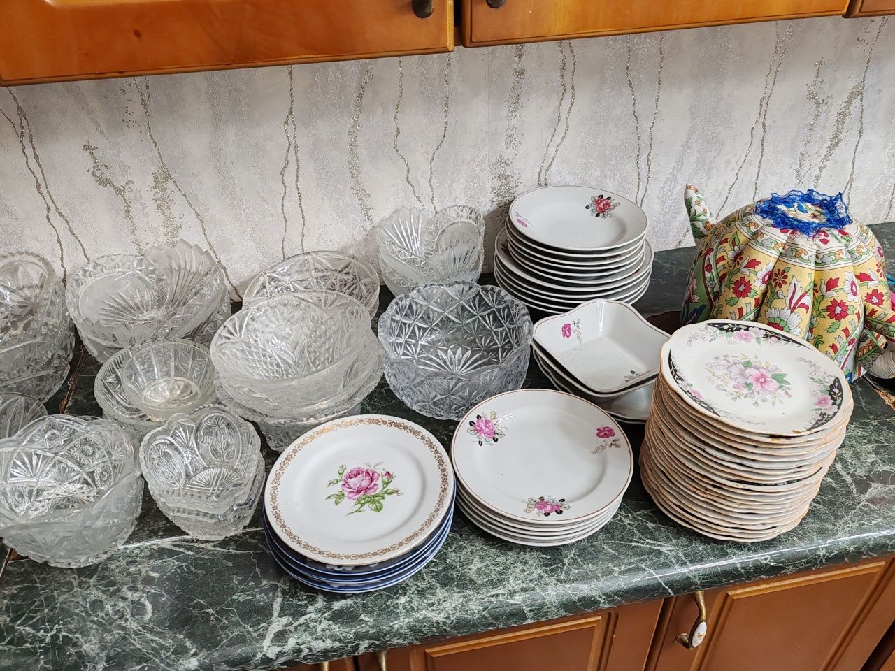 Продаю посуды, одеяло, подушки