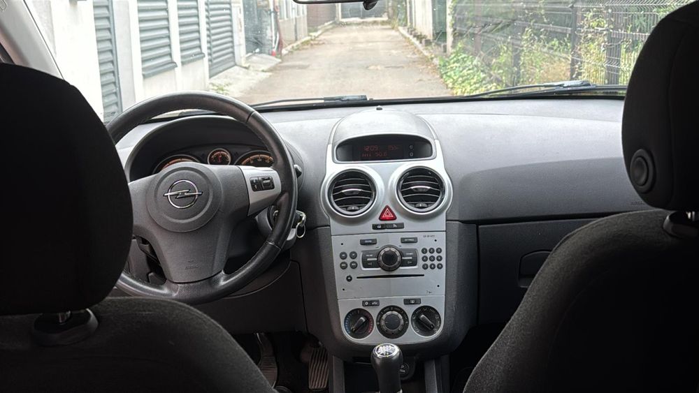 Opel Corsa 1,4i, 2011, revizii la fiecare 10,000km
