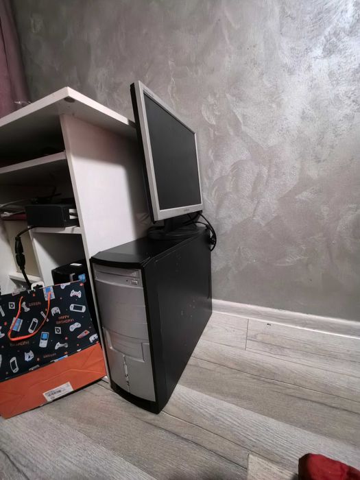 Настолен компютър с монитор