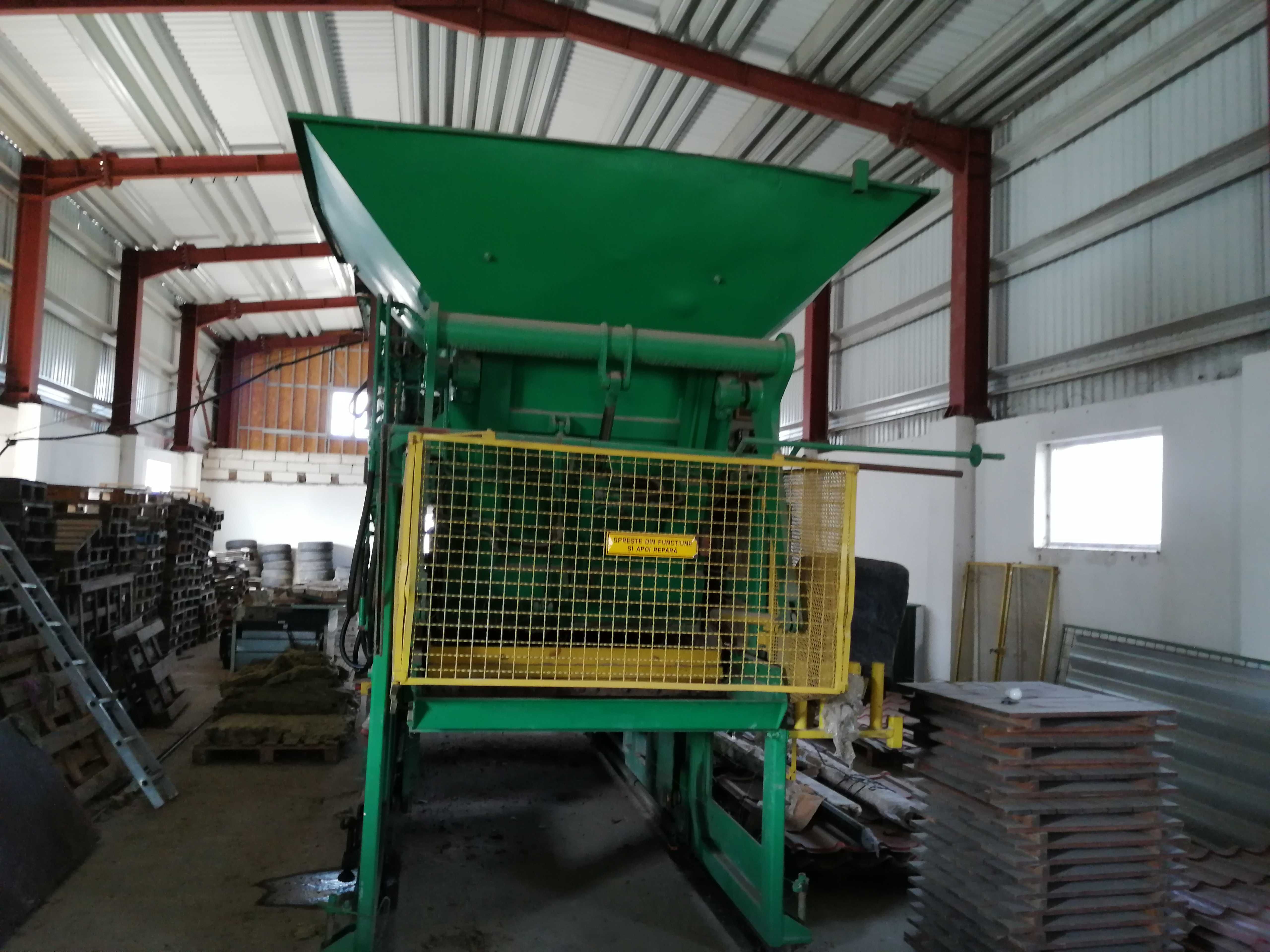 Maşină pentru fabricat pavele şi bolţari (beton vibro-presat)