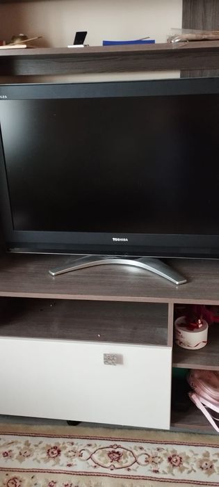 Отдам телевизор работает но с дефектом