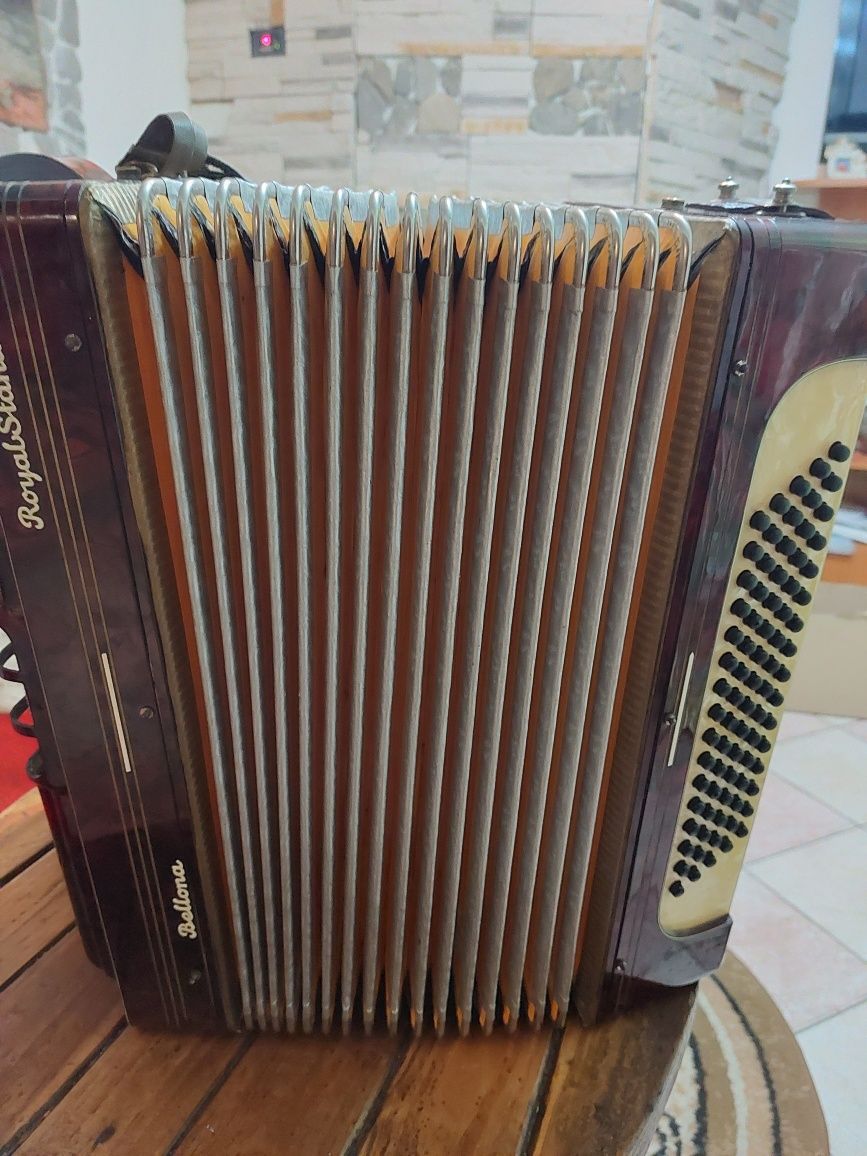 Acordeon Royal Standard Bellona cu 80 de basi