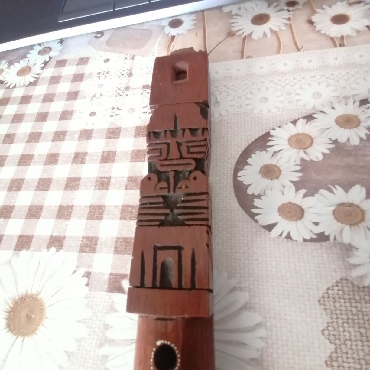 Fluier din lemn sculptat, mayas