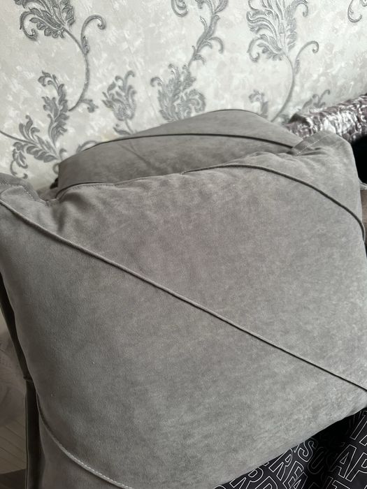 Продам 4 новые подушки на диван среднего размера