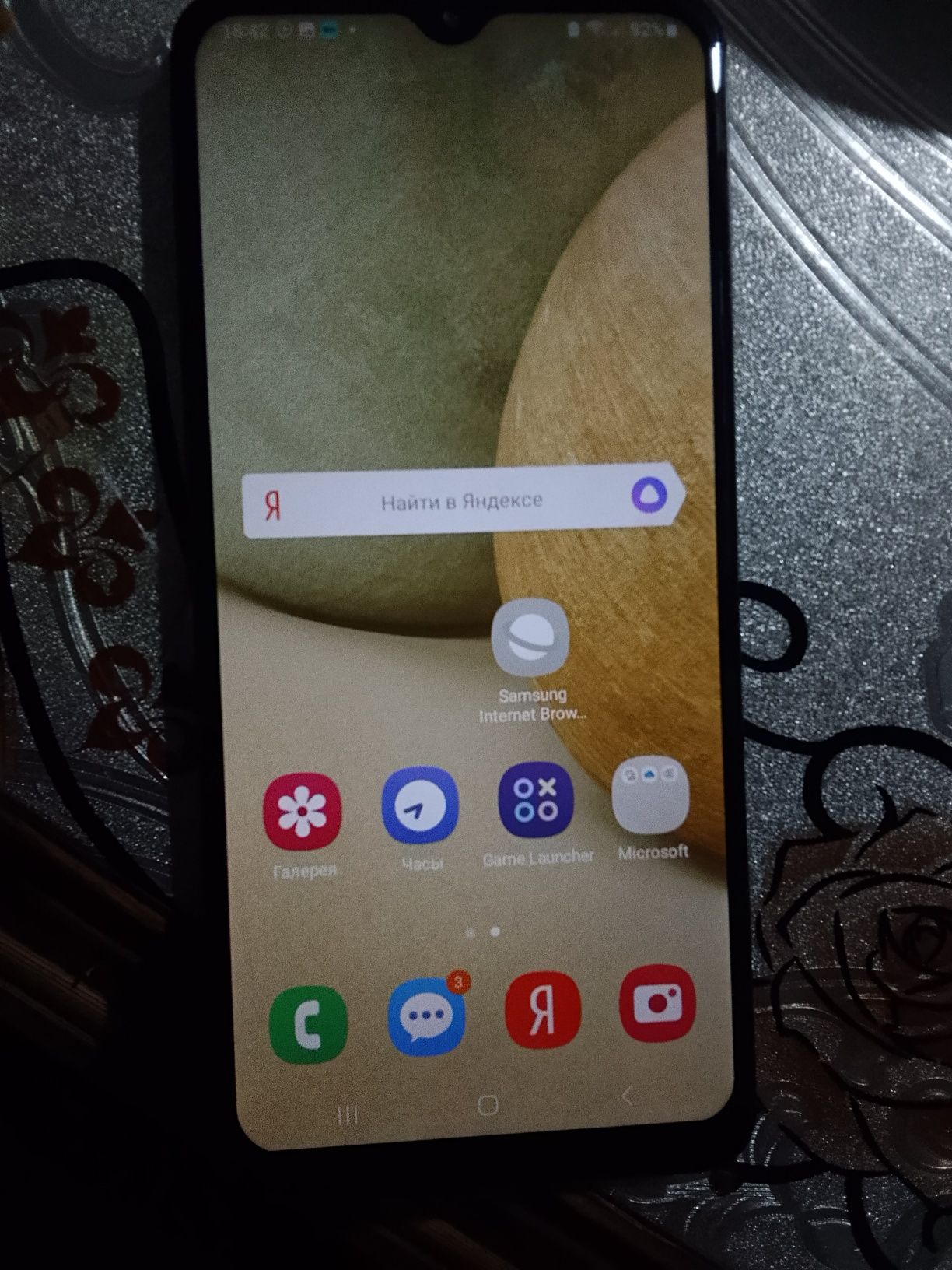 Samsung A12 телефон