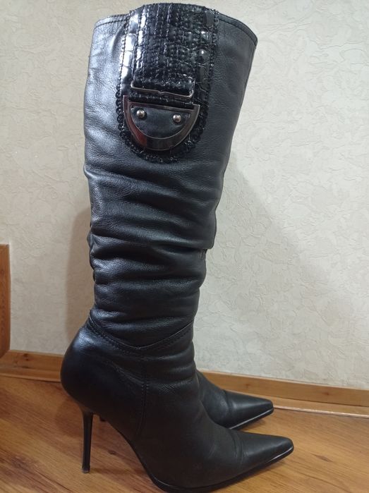 Продам кожаные зимние сапоги, внутри мех цигейка