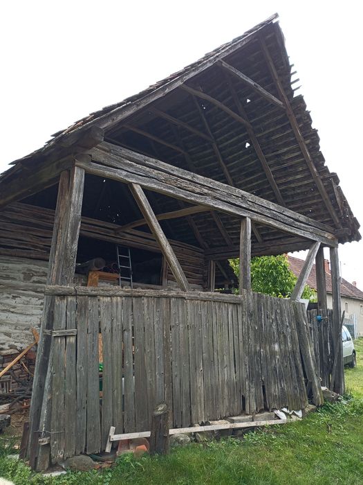 Șură veche de 100 de ani.