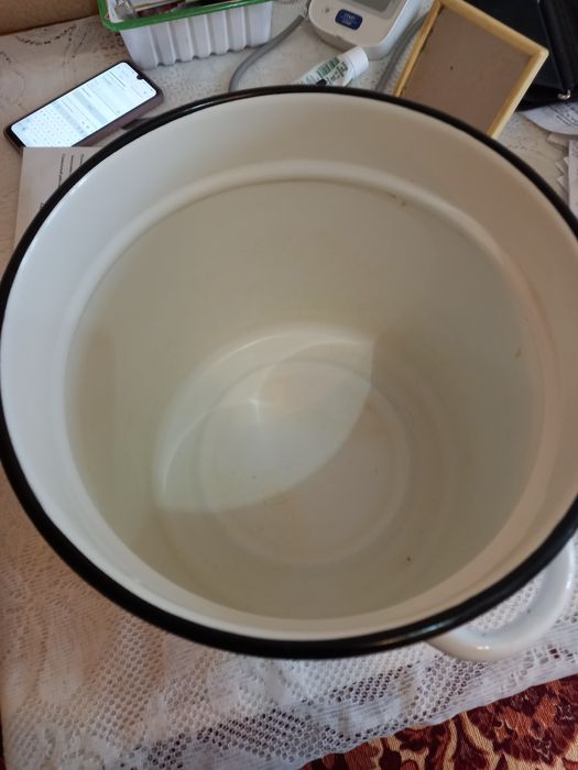 Продаю эмалированную кастрюлю