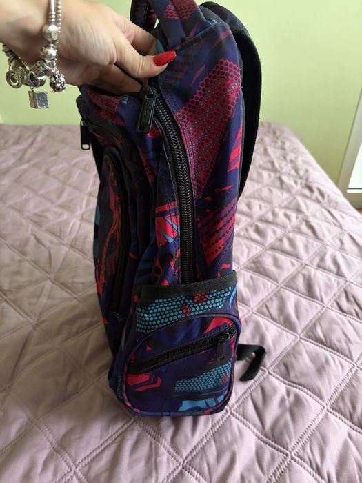 Чисто нова раница с твърд гръб