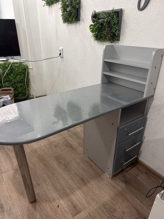 Маникюрный стол