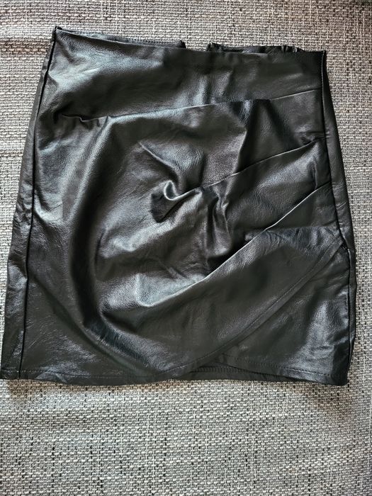 Vând fusta neagră, piele ecologica.