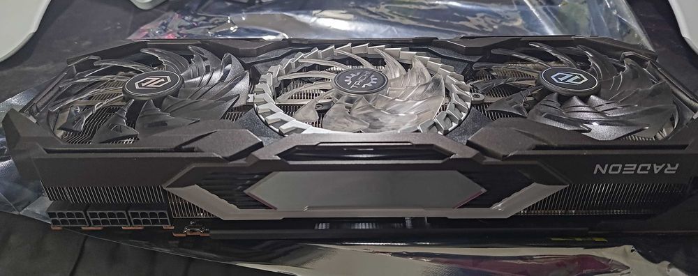 Продавам ASRock RX 6800 XT Taichi X - 16 GB в отлично състояние