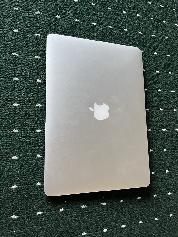 Macbook air sotiladi.