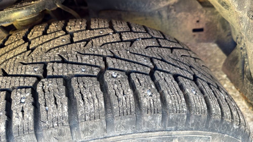 Продам зимние шипованные шины