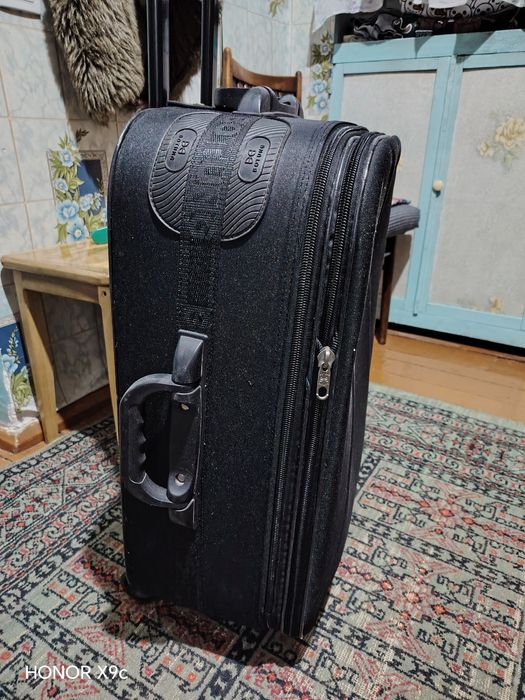 Продам средний чемодан.