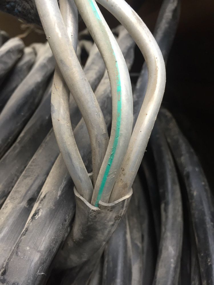 Kabel sotiladi. Yaxshi holatda turibdi.