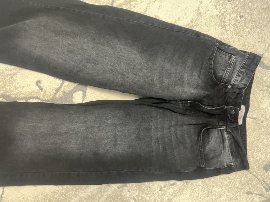 Blugi de culoare neagra