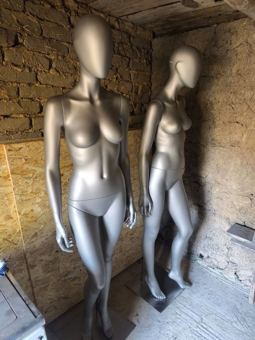 Doua manechine  dama culoare argintiu