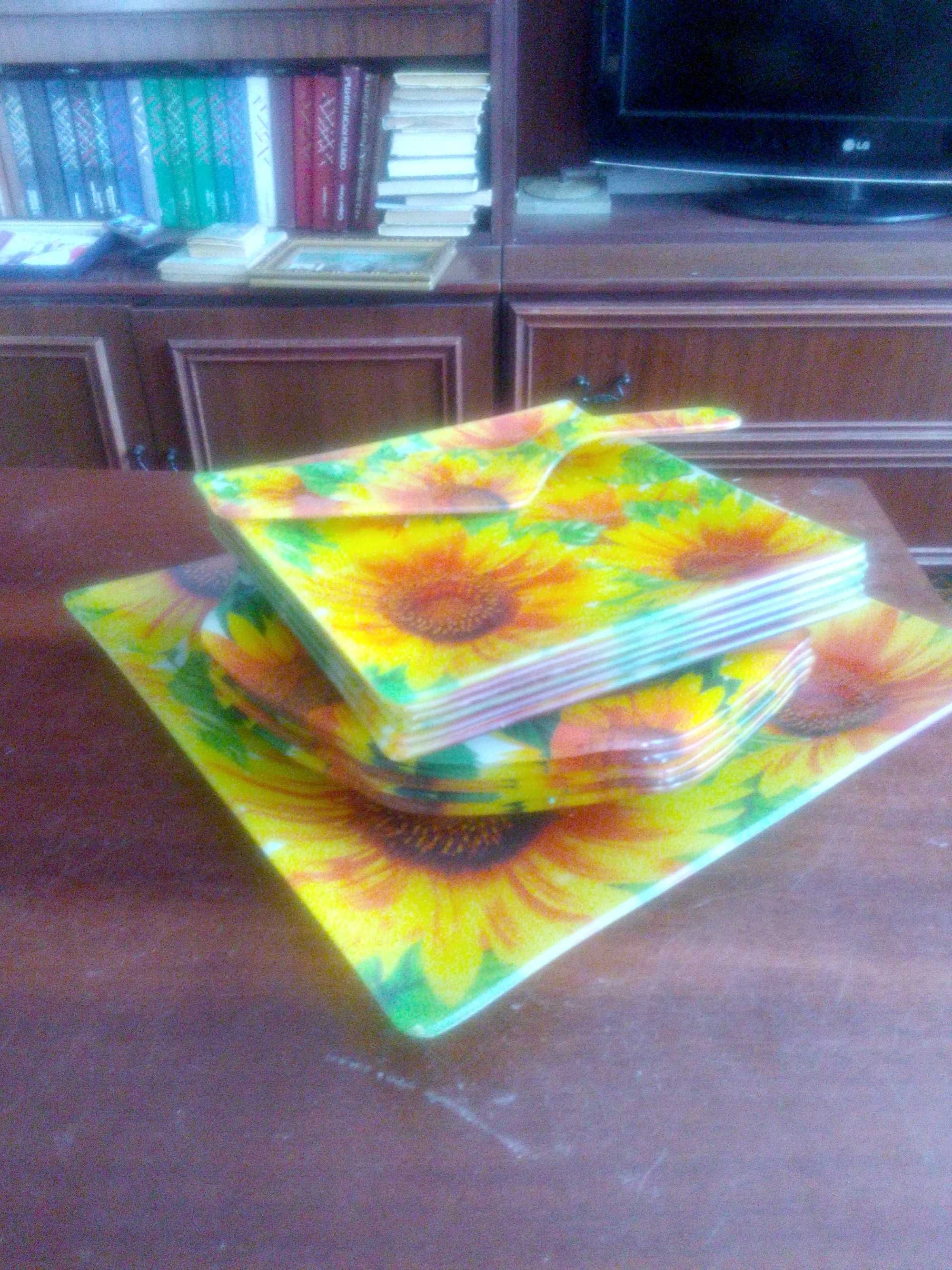 Столовый набор тарелок из цветного стекла из 14 предметов.